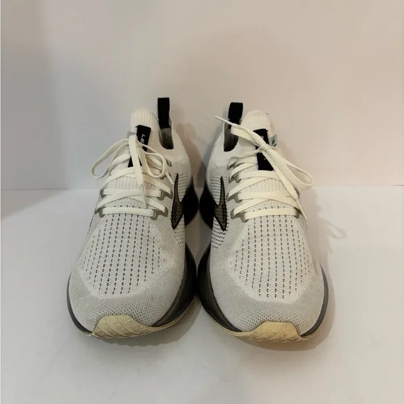 Brooks Levitate size 9.5 - Picture 2 of 9